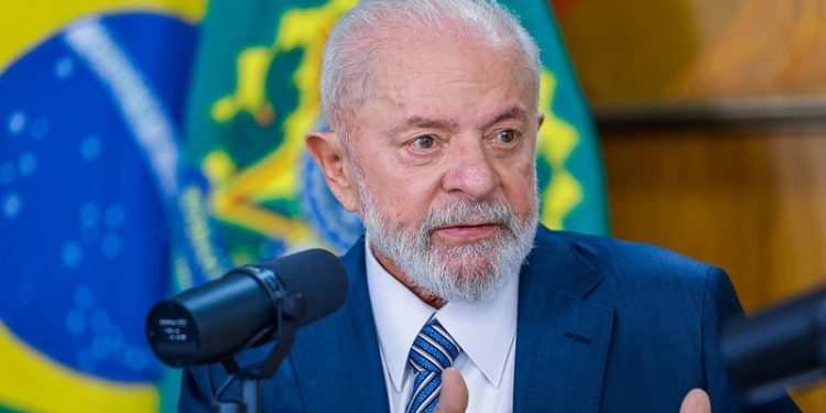 Lula descarta desvinculação de aposentadorias do salário mínimo e defende política de valorização