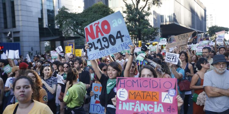 Lula afirma que PL do aborto é uma ‘insanidade’, e que quem o apresentou não é sério