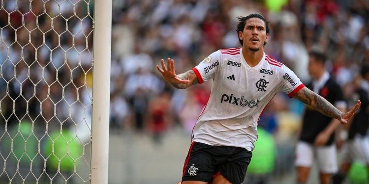 Flamengo aplica 6 a 1 no Vasco e vira líder provisório do Brasileirão