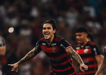 Flamengo bate Flu com gol de pênalti e segue líder do Brasileirão