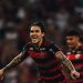Flamengo bate Flu com gol de pênalti e segue líder do Brasileirão