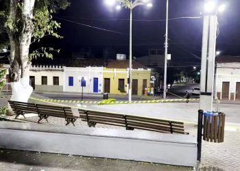 A Praça Clóvis Beviláqua, no Centro de Viçosa do Ceará, foi palco de chacina nesta madrugada (Foto: Fernando Dias/Arquivo pessoal)