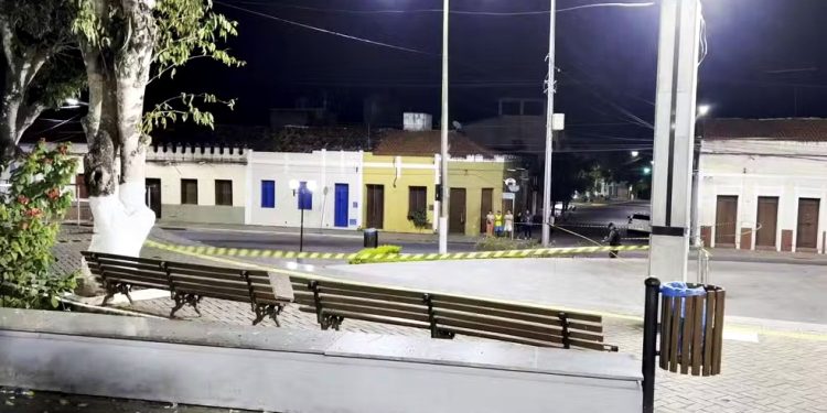 Sete pessoas são assassinadas em chacina em praça no Ceará