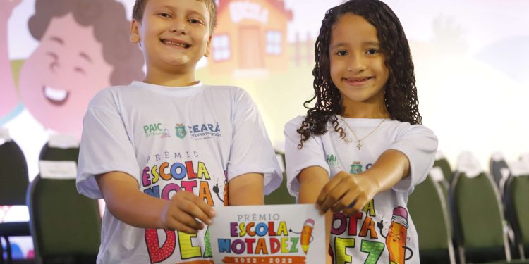 Governo do Ceará premia 574 escolas públicas com melhores resultados no Spaece 2022/2023