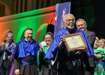 Em solenidade concorrida, Gilberto Gil recebe título de doutor honoris causa da URCA