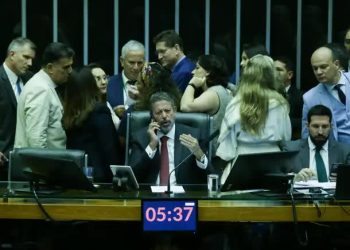 Câmara dos Deputados durante sessão plenária extraordinária semipresencial para votar a proposta de emenda à Constituição (Foto: Lula Marques/Agência Brasil)