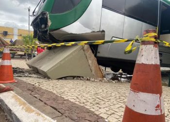 Barreira de proteção impediu que VLT invadisse rua do Crato (Foto: Célia Nascimento/SVM)