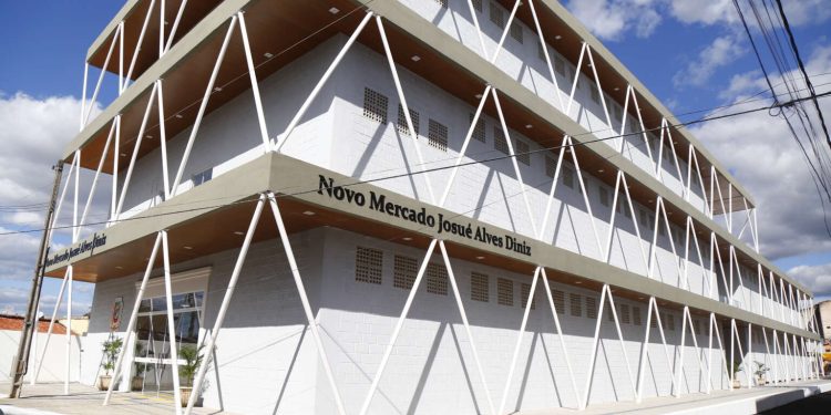 Com três pavimentos, novo Mercado Público de Várzea Alegre é entregue à população