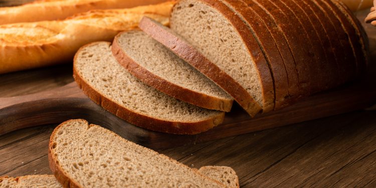 Pesquisa revela presença de álcool em pães de forma que podem interferir no teste do bafômetro