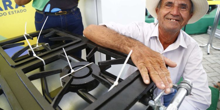 Ceará Sem Fome: cozinhas do Interior recebem fogões industriais e refrigeradores