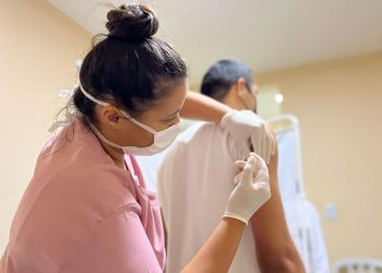 No Ceará, a meta é vacinar pelo menos 90% dos 3,6 milhões de pessoas que compõem a população de risco (Foto: Bárbara Danthéias/Sesa)