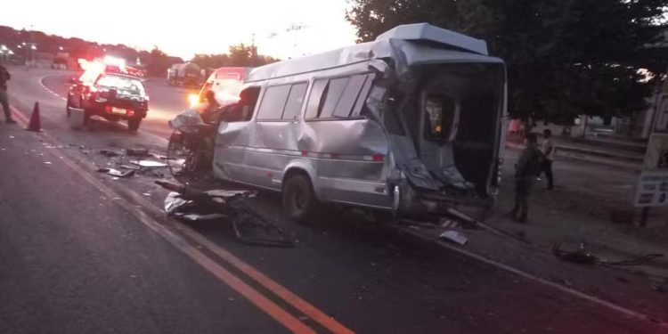 Milagres: Colisão entre caminhão e topique deixa seis feridos e dois cavalos mortos