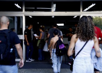 Candidatos chegam para as provas do Concurso Público Nacional Unificado (CPNU), no Rio de Janeiro (Foto: Tânia Rêgo/Agência Brasil)