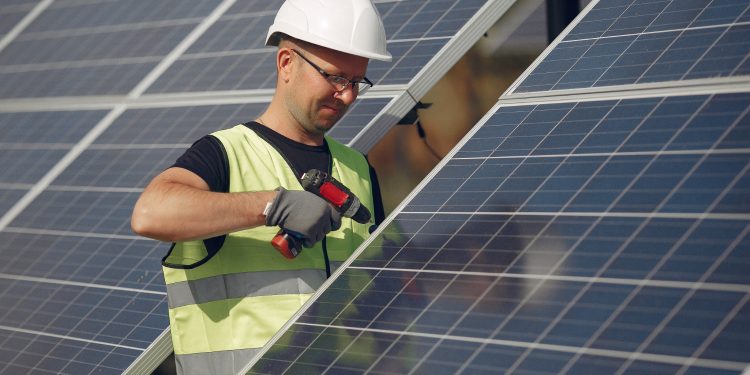 Governo do Ceará lança edital com 1.800 vagas para qualificação técnica em energias renováveis e hidrogênio Verde