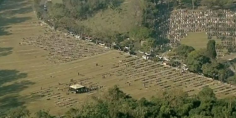 Silvio Santos é enterrado em cerimônia restrita aos familiares e amigos próximos