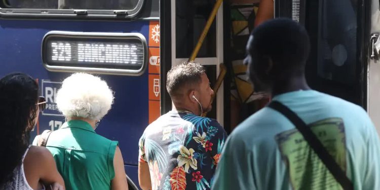 População brasileira começará a diminuir em 2042, diz IBGE