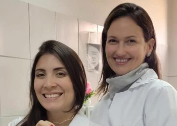 Érika Diógenes a esquerda segurando o sérum facial e Tamara Gonçalves a direita (Foto: Acervo Pessoal)