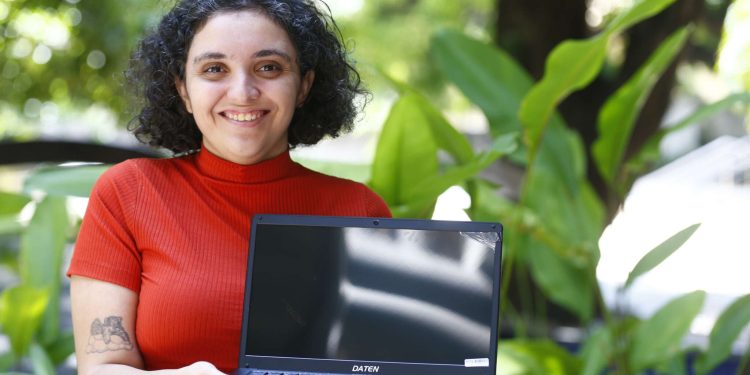 Governador Elmano de Freitas entrega mais de 2 mil notebooks para professores da rede estadual