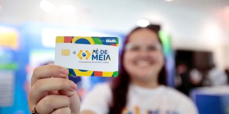 Expansão do Pé-de-Meia beneficiará 47 mil estudantes cearenses, anuncia Camilo Santana