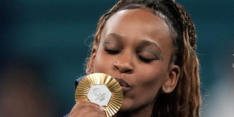 🥇 Rebeca Andrade conquista ouro histórico no solo e se torna a maior medalhista olímpica do Brasil