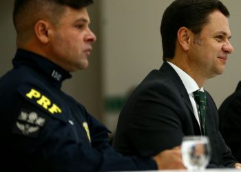 Silvinei Vasques, ex-diretor-geral da Polícia Rodoviária Federal (PRF), e o ex-ministro da Justiça Anderson Torres (Foto: Marcelo Camargo/Agência Brasil/Arquivo)