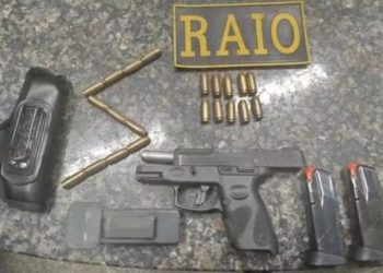 Motorista bêbado é preso com arma após mulher gritar para policiais e pular do carro em movimento no Crato (Foto: Divulgação/PMCE)