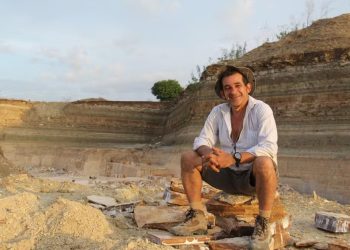 Professor Álamo Saraiva vai ser o primeiro brasileiro a receber o prêmio Morris F. Skinner, referência da paleontologia (Foto: Flaviana Lima)