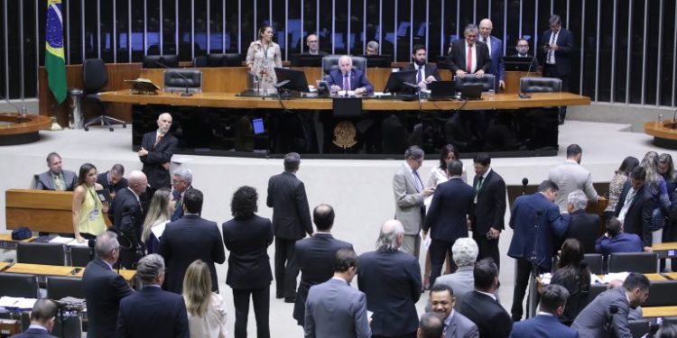 Câmara aprova projeto que reonera a folha de pagamento e permite uso de recursos esquecidos em contas bancárias