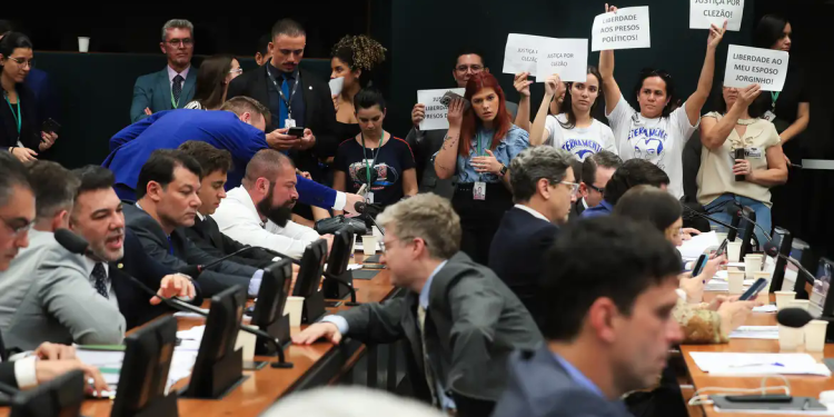 Projeto que concede anistia a golpistas do 8/1 avança na Câmara