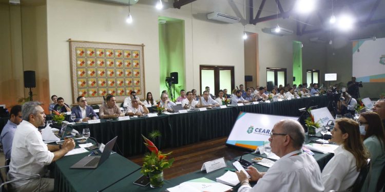 Elmano de Freitas celebra solidez fiscal do Estado em reunião de secretariado