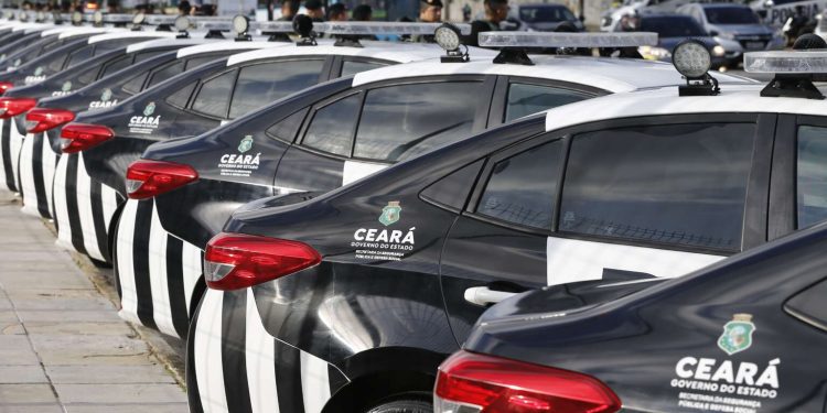 Governador Elmano de Freitas entrega mais 51 viaturas para policiamento comunitário