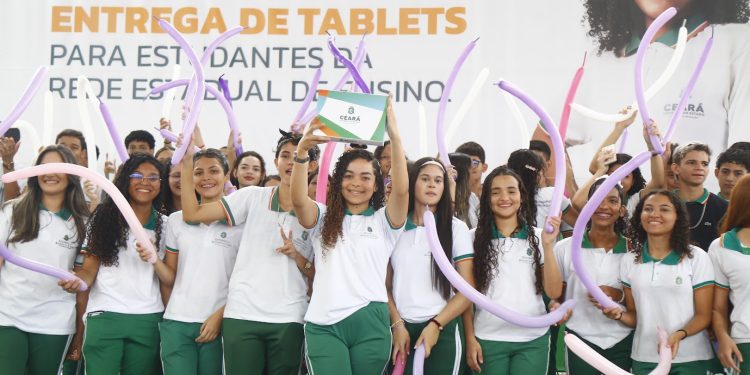 Em evento no Cariri, Elmano de Freitas inicia entrega de mais de 228 mil tablets para estudantes da rede pública estadual