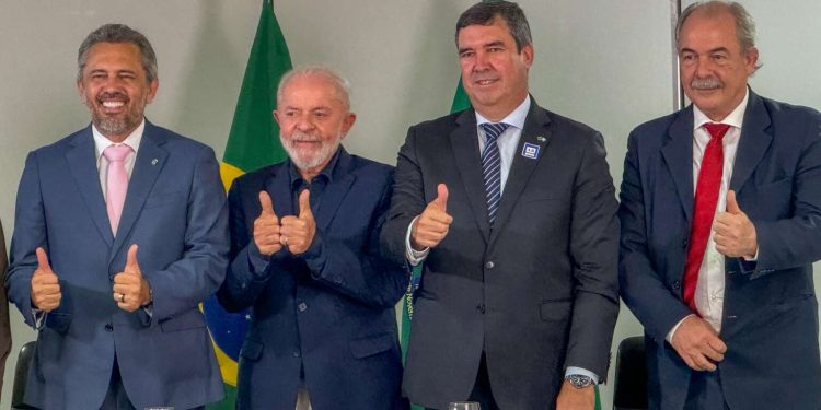 Ceará firma financiamento de R$ 1 bilhão com BNDES para ampliar rede de saneamento e duplicar Eixão das Águas