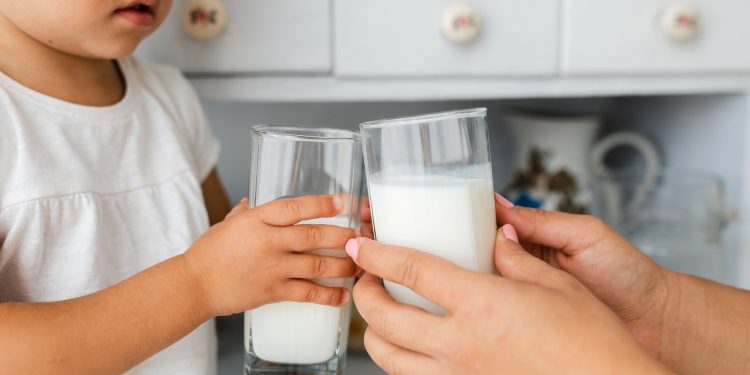 O papel fundamental do leite na saúde óssea e prevenção de doenças crônicas