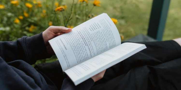 Segunda-feira abro os livros – Por Alexandre Lucas