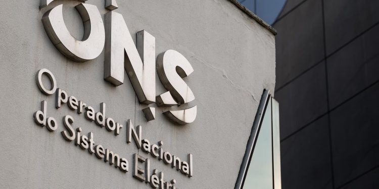Retomada do horário de verão pode gerar economia de R$ 400 milhões e reduzir acionamento de termelétricas, diz ONS