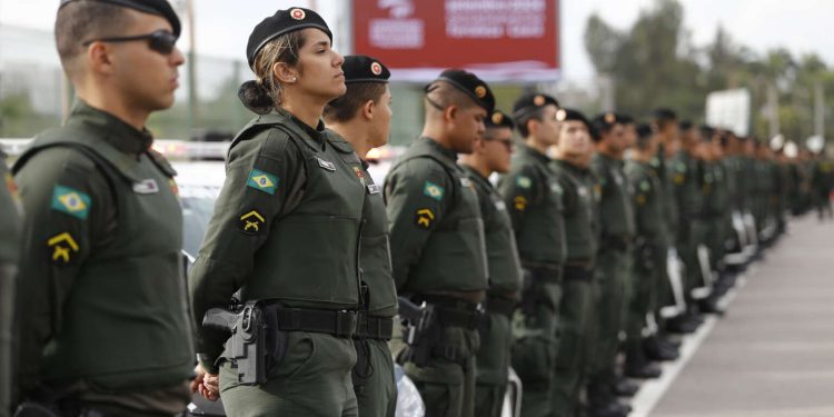 Governador Elmano de Freitas entrega mais 51 viaturas para policiamento comunitário