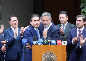 Motta e Lira durante anúncio na residência oficial da Câmara (Foto: Marina Ramos/Agência Câmara)