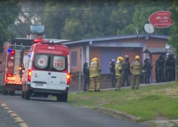 Homem mata a tiros pai, irmão e PM, deixa 9 feridos e é achado morto dentro de casa, diz polícia