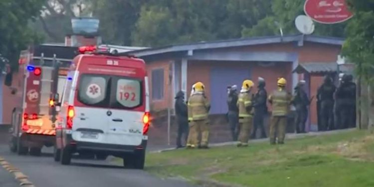 Homem mata a tiros pai, irmão e PM, deixa 9 feridos e é achado morto dentro de casa, diz polícia