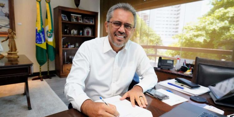 Governador Elmano de Freitas sanciona lei para incentivar inovação e pesquisa científica no Ceará