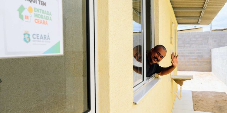 Governo do Ceará divulga balanço de cinco meses do programa Entrada Moradia; 973 contratos já foram assinados