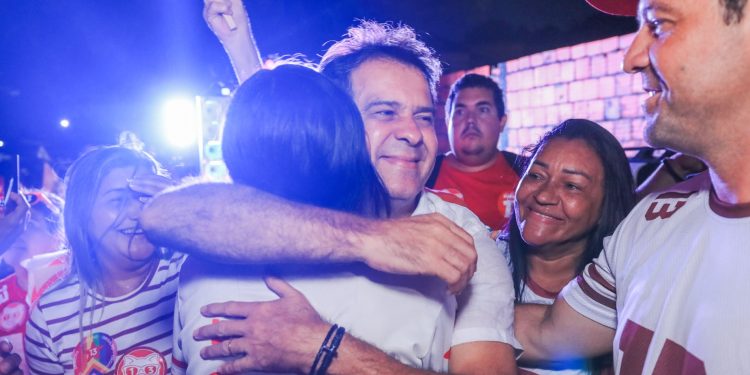 Evandro Leitão é eleito prefeito em Fortaleza com 50,38% dos votos; Naumi Amorim vence em Caucaia