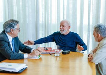 O presidente Lula se reuniu nesta segunda-feira (21) com Alexandre Padilha (à esq.) e Celso Amorim após acidente em que bateu a cabeça no sábado (Foto: Ricardo Stuckert/PR)