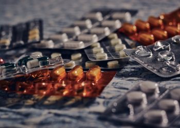 O que fazer com remédios vencidos? Especialista orienta sobre riscos e descarte adequado