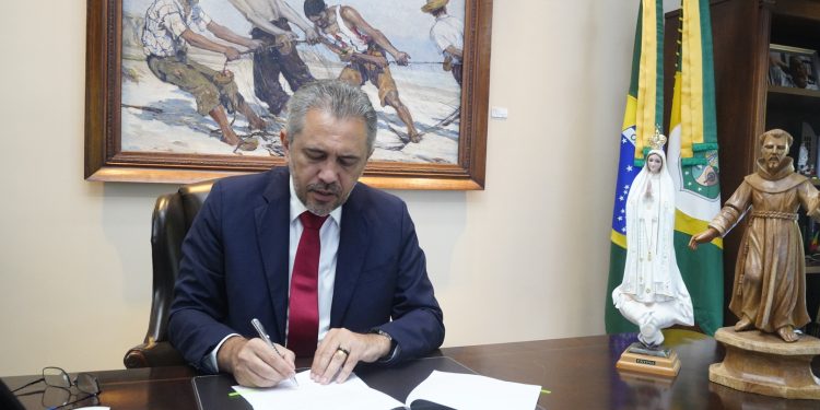 Governo do Ceará propõe jornada especial de trabalho a servidores com cônjuges, filhos ou dependentes com deficiência