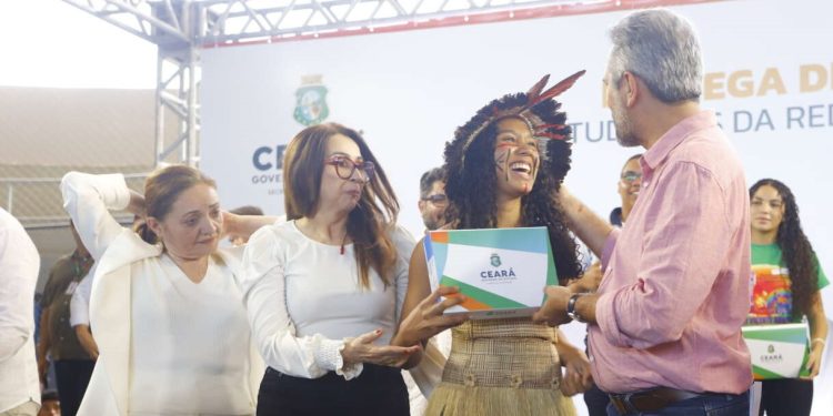 Governador Elmano de Freitas entrega tablets a estudantes da rede estadual