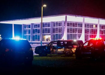 Homem morre após explosão de bomba em frente ao STF, e Praça dos Três Poderes é interditada
