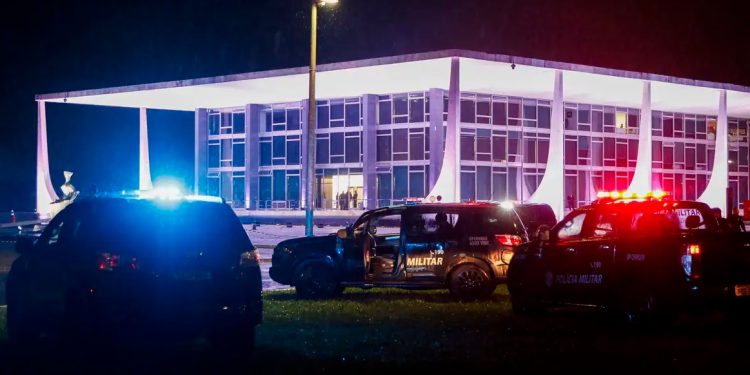 Homem morre após explosão de bomba em frente ao STF, e Praça dos Três Poderes é interditada