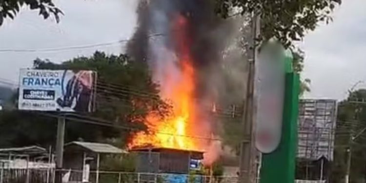 Casa de homem que atacou o STF pega fogo em SC; ex-esposa sofre queimaduras graves